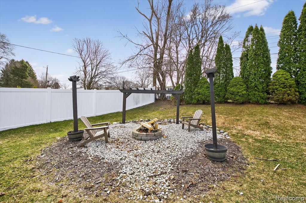 933 Abbey Lane, Milford, MI 48381 — Photo 32