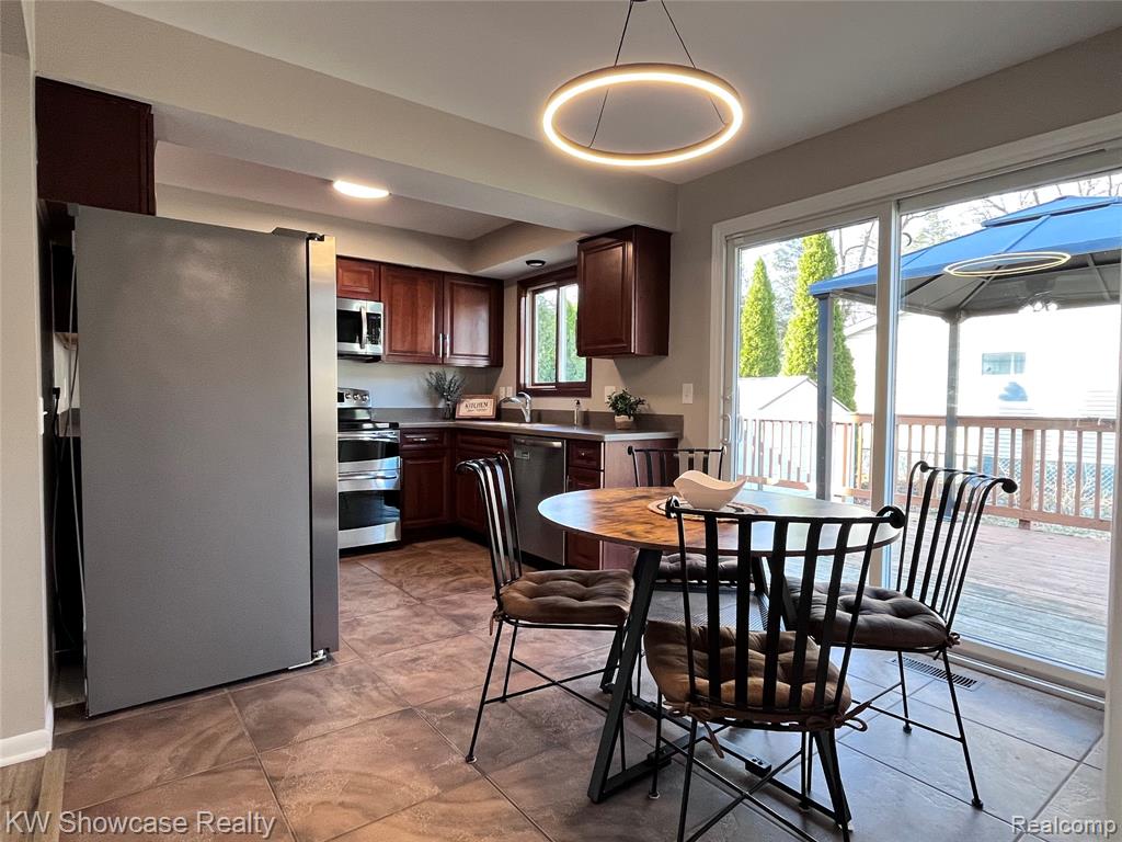 2034 E Nalone, Wixom, MI 48393 — Photo 4