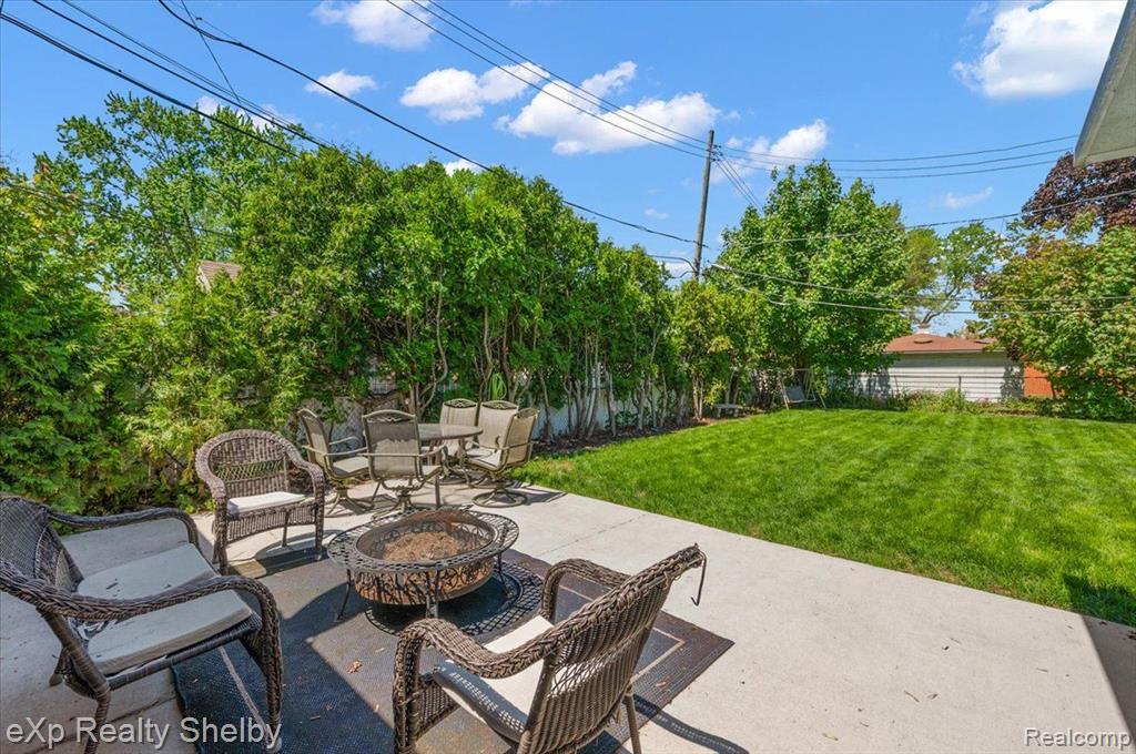 8929 HEADLEY Drive, Sterling Heights, MI 48314 — Photo 38