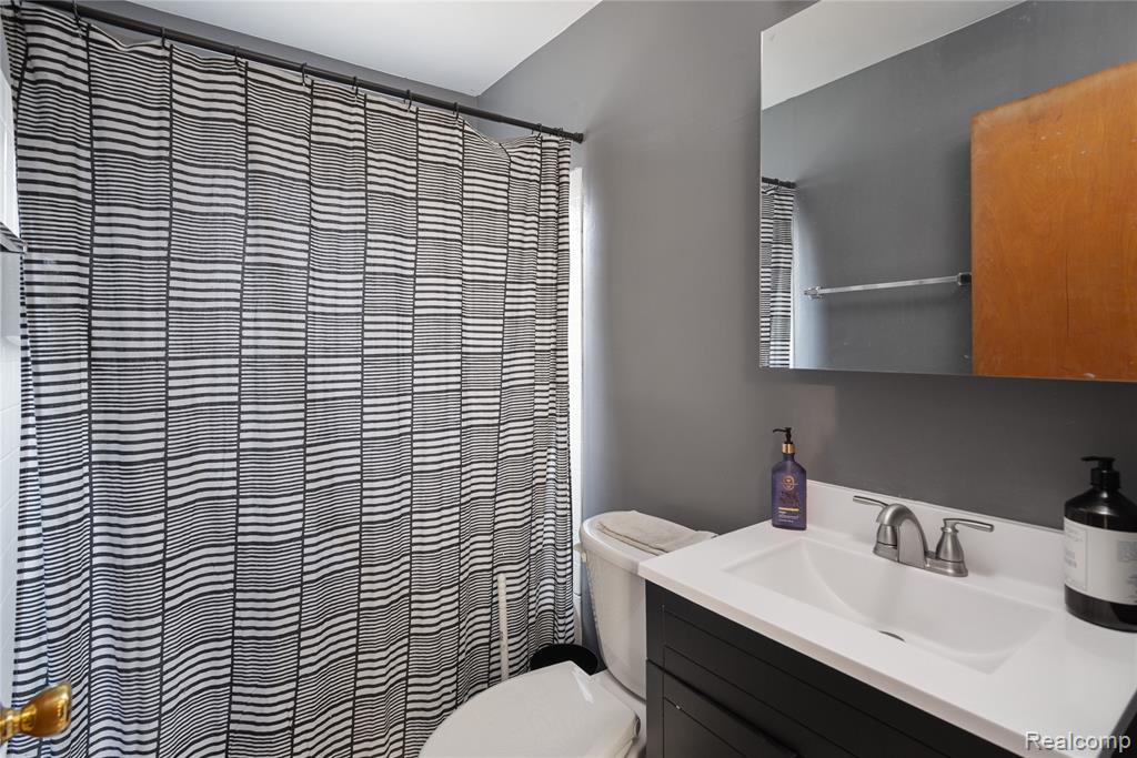 20842 Ridgemont Road, Harper Woods, MI 48225 — Photo 17