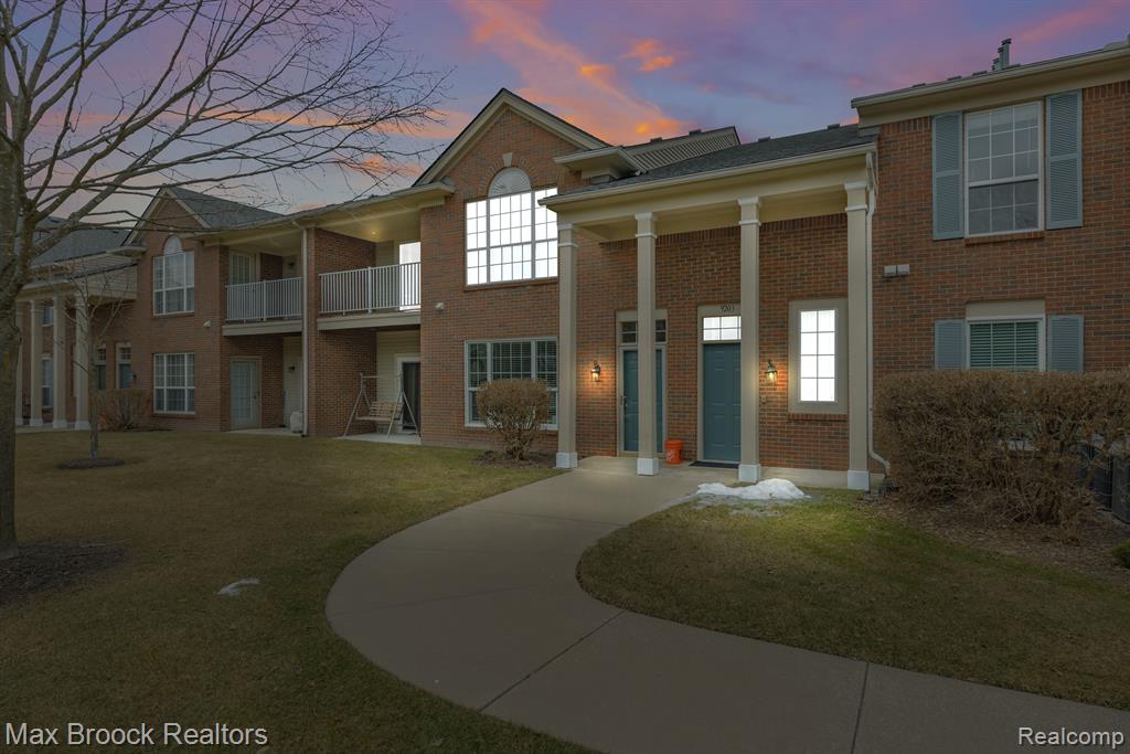 9203 FARMINGDALE Lane, Walled Lake, MI 48390 — Photo 33