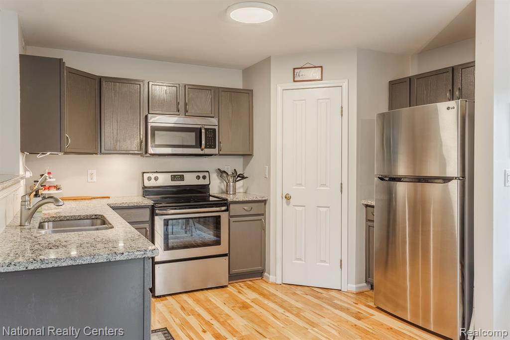 4218 ELIZABETH Avenue, Canton, MI 48188 — Photo 15