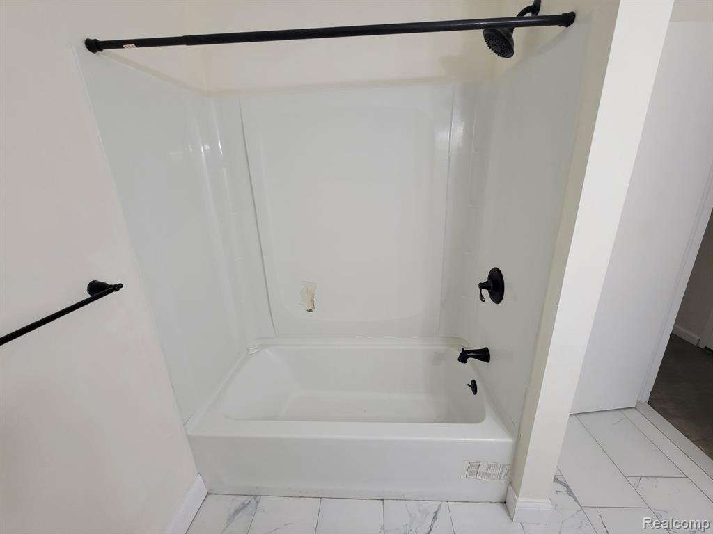 7414 MANOR Circle, Westland, MI — Photo 10