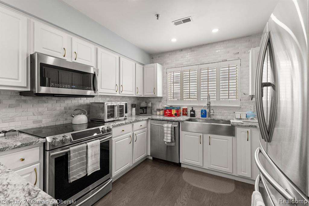 43 W VILLAGE Lane, Dearborn, MI 48124 — Photo 10