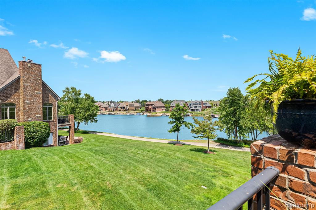 10815 SPARKLING WATERS Court, South Lyon, MI 48178 — Photo 28