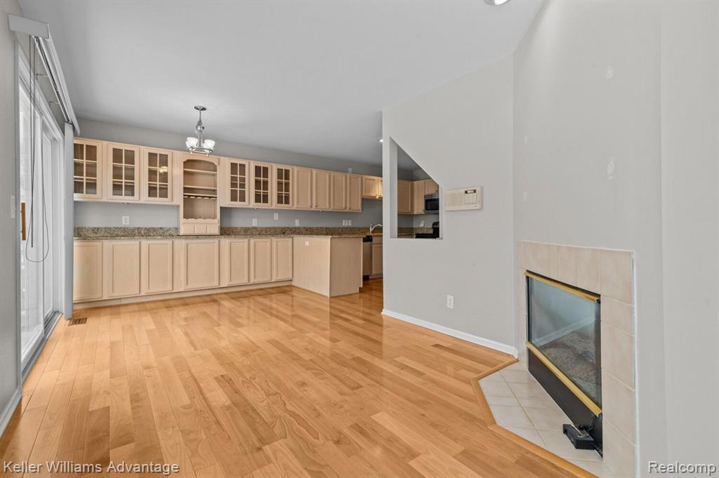 2527 PINE Drive, Wixom, MI 48393 — Photo 9