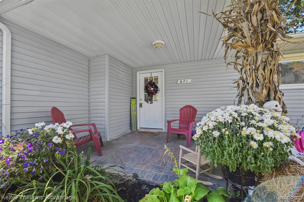 671 E Crest Lane, South Lyon, MI 48178 — Photo 5