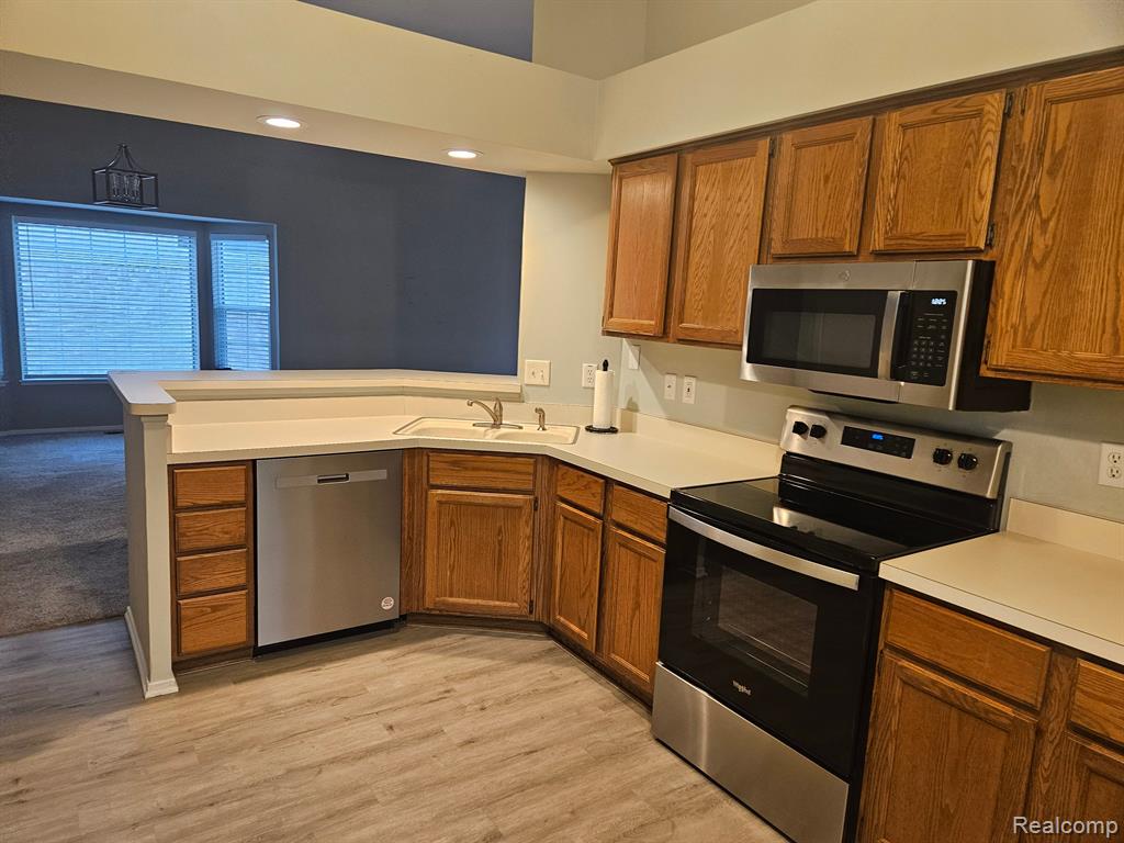 906 WHISPERWOOD Drive, Fenton, MI 48430 — Photo 18