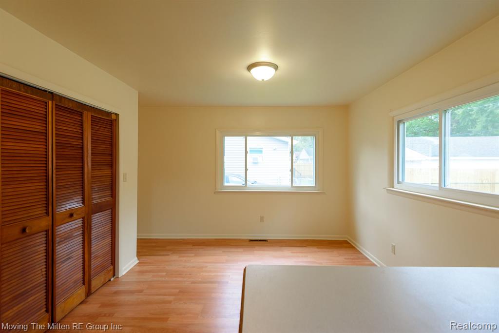 560 GREENLAWN Street, Ypsilanti, MI 48198 — Photo 12