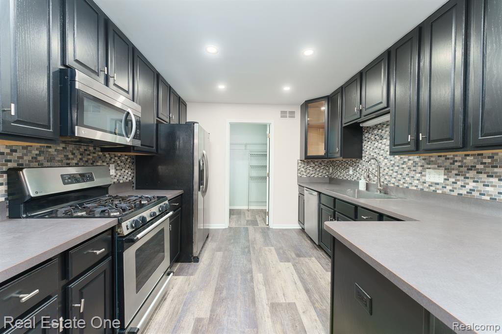 776 AMBERLY Drive, Unit B, Waterford, MI 48328 — Photo 9