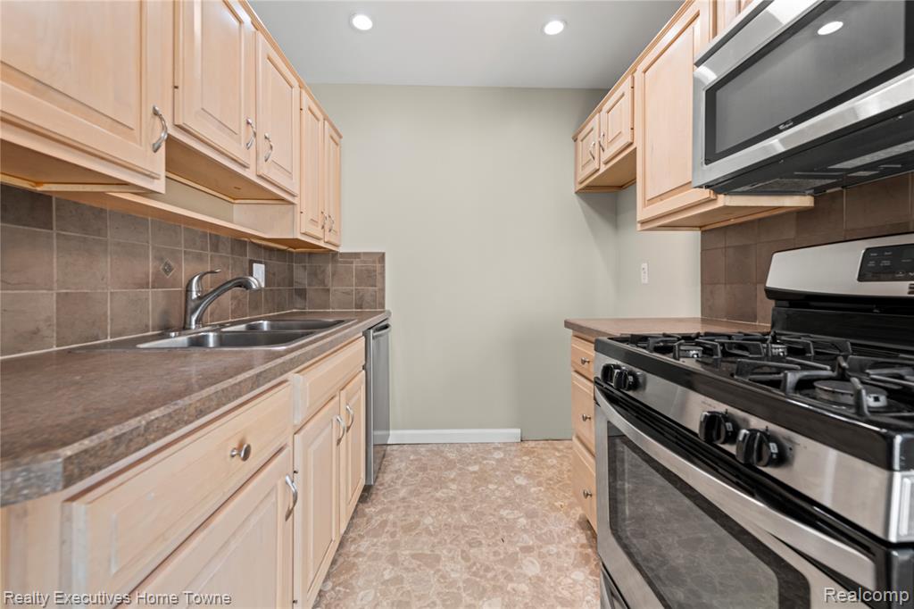 45709 Kensington, Utica, MI 48317 — Photo 11