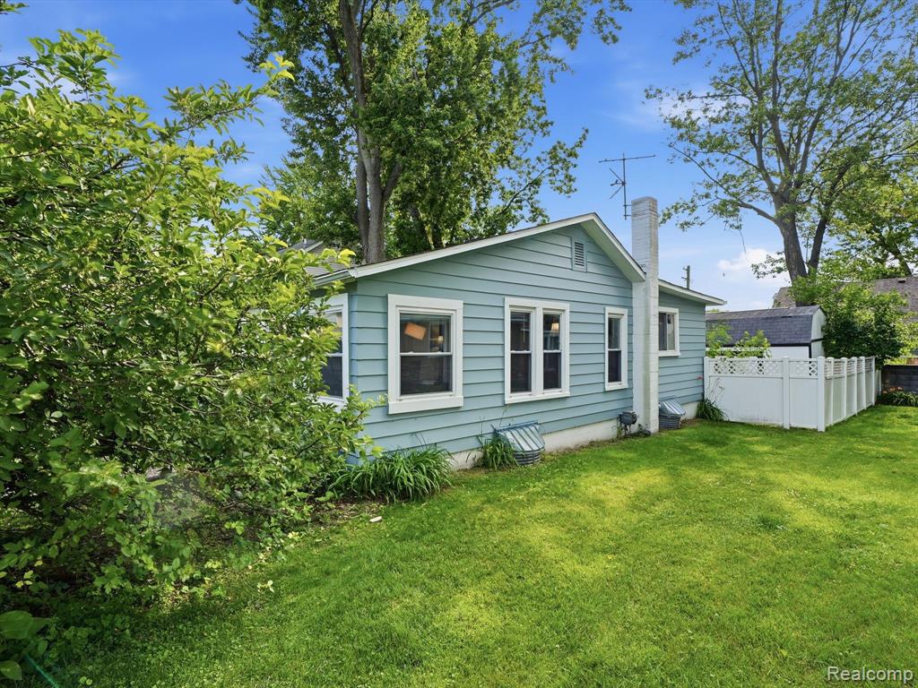 1728 Beechcroft Street, Keego Harbor, MI 48320 — Photo 20
