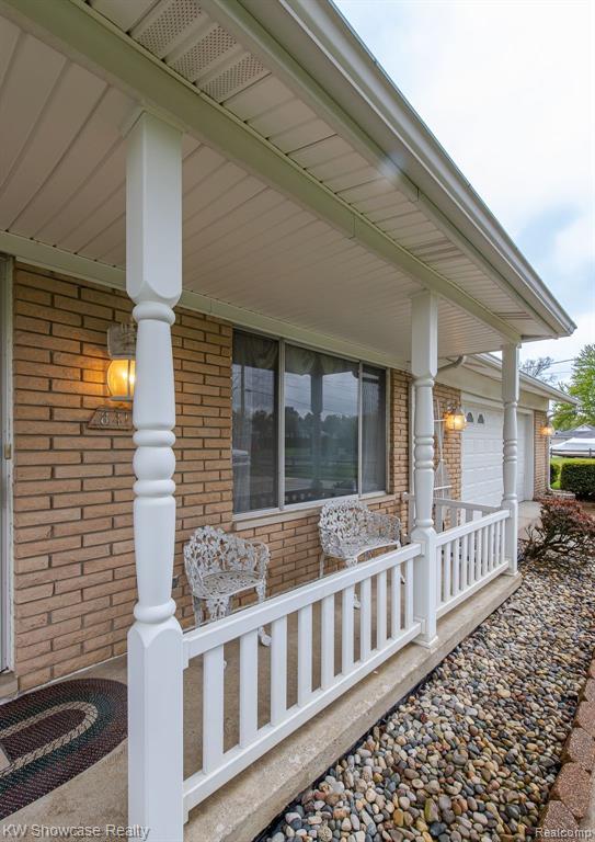 841 DRIBURG Drive, Commerce Twp, MI 48390 — Photo 2