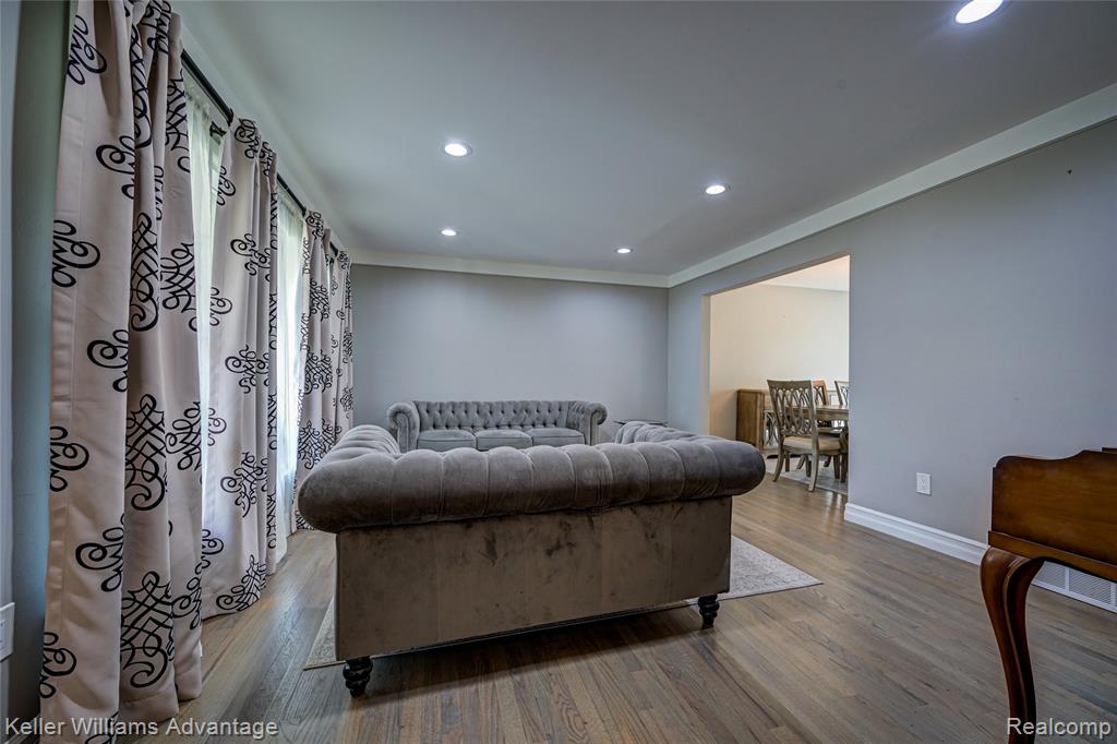 18467 Middlesex Avenue, Lathrup Village, MI 48076 — Photo 9