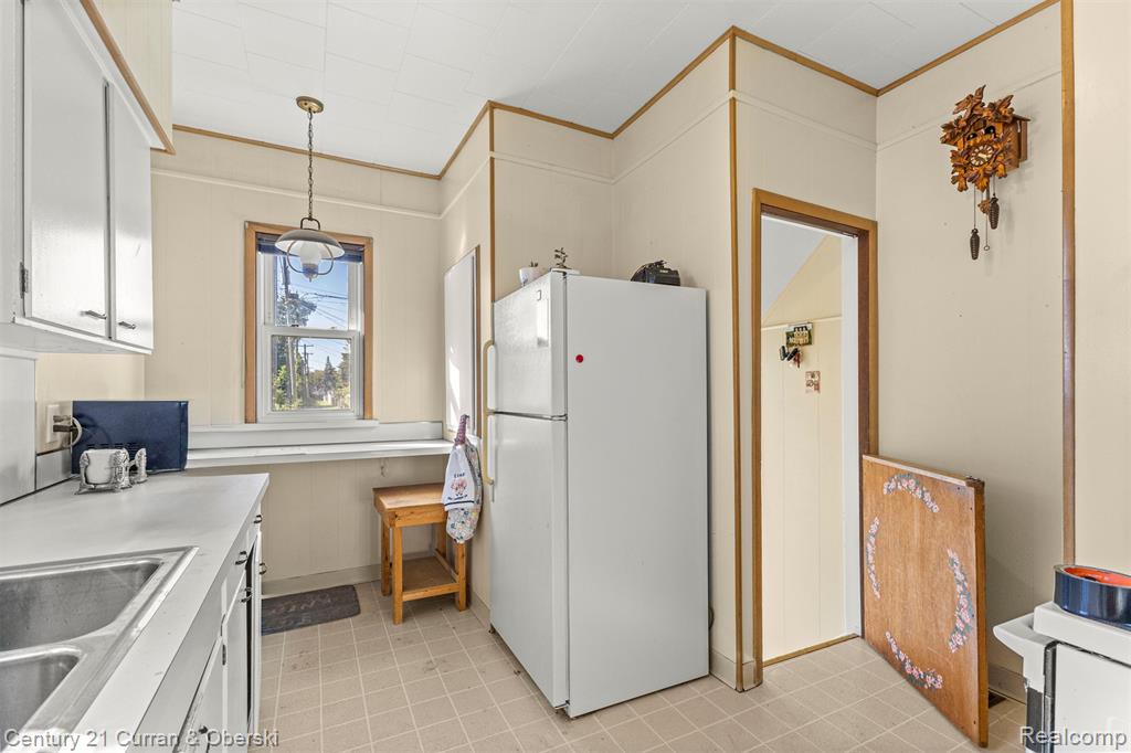 823 Saint John Street, Wyandotte, MI 48192 — Photo 11
