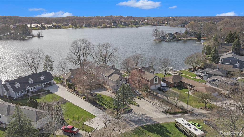 8460 WOODLAND SHORE Drive, Brighton, MI 48114 — Photo 4