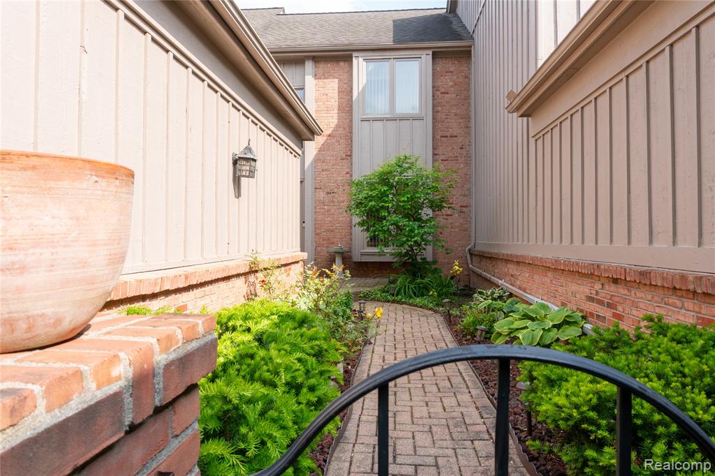 37839 Siena Drive, Farmington Hills, MI 48331 — Photo 2