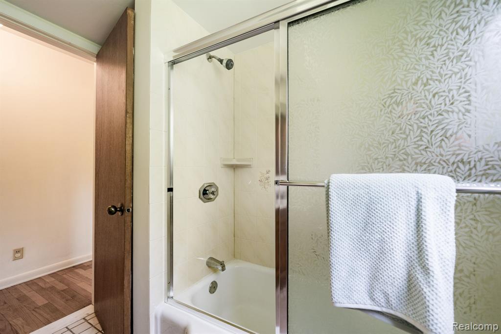 5871 Brewster Road, Rochester Hills, MI 48306 — Photo 32