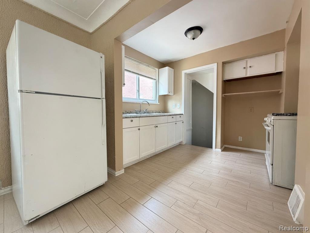 8260 COYLE Street, Detroit, MI 48228 — Photo 21