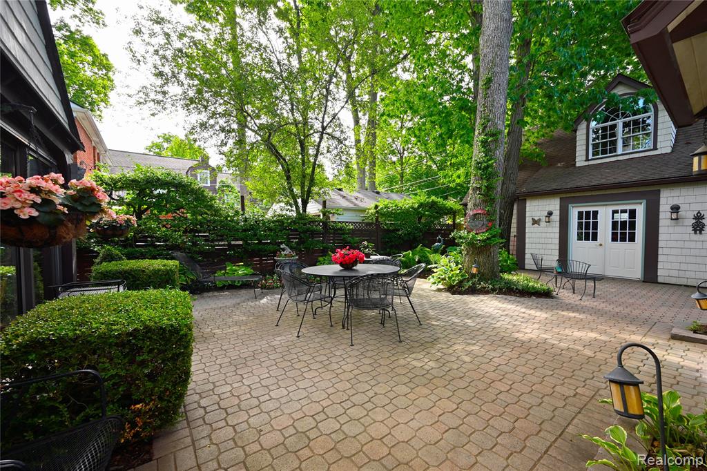 680 Wimbleton Drive, Birmingham, MI 48009 — Photo 12