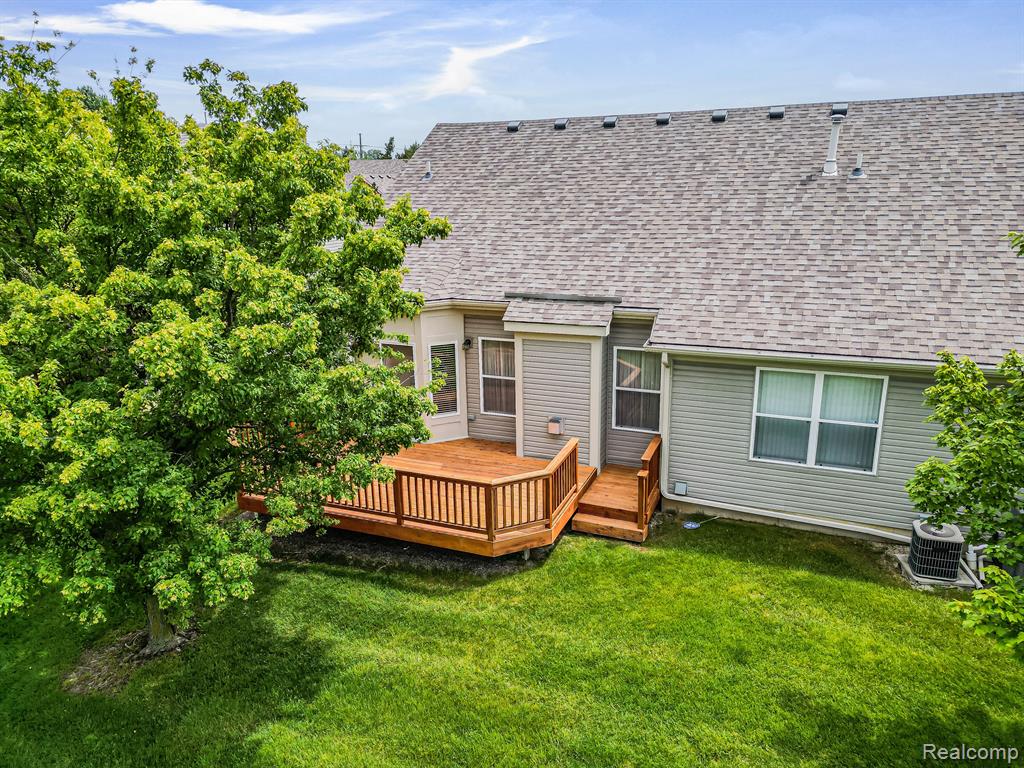402 WOODHAVEN Drive, Commerce Twp, MI 48390 — Photo 16
