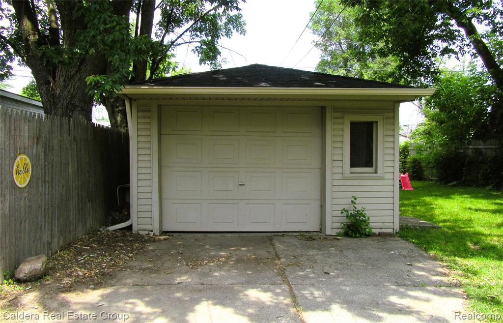 933 E Dallas Avenue, Madison Heights, MI 48071 — Photo 21