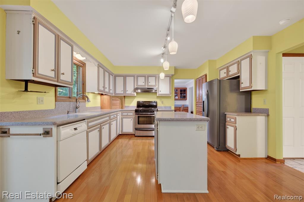 417 Eckford Circle, Troy, MI 48085 — Photo 8