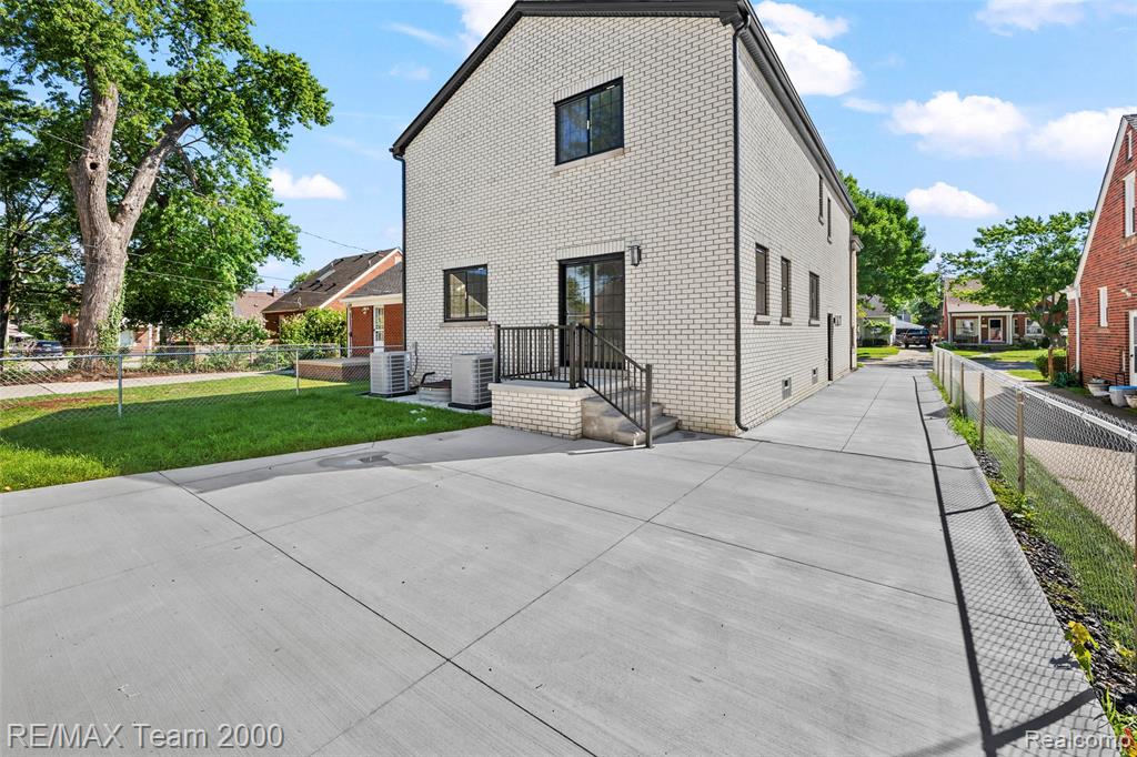 933 N Highland Street, Dearborn, MI 48128 — Photo 7