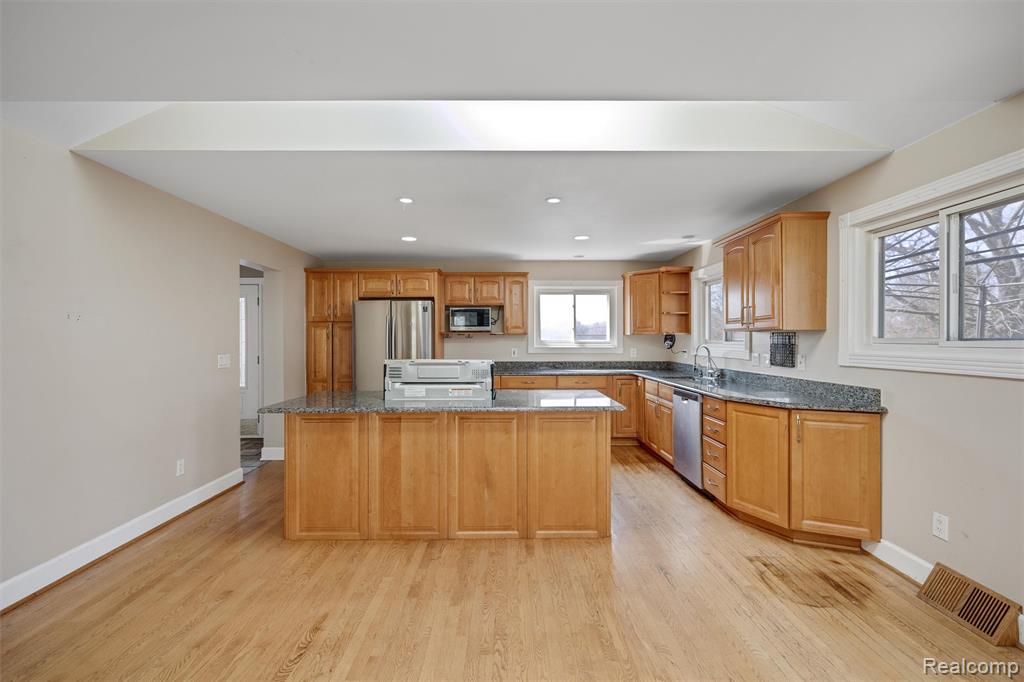 590 Hillwood, White Lake, MI 48383 — Photo 11