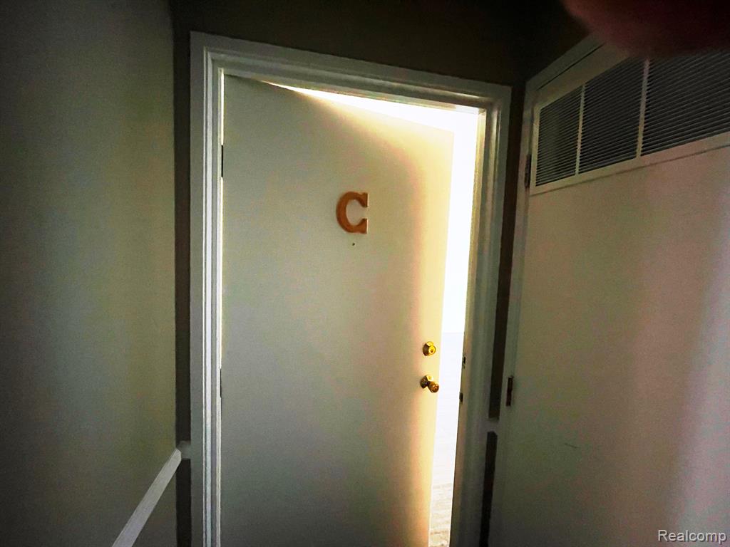 902 CHESTNUT HILL Drive, Auburn Hills, MI 48326 — Photo 2