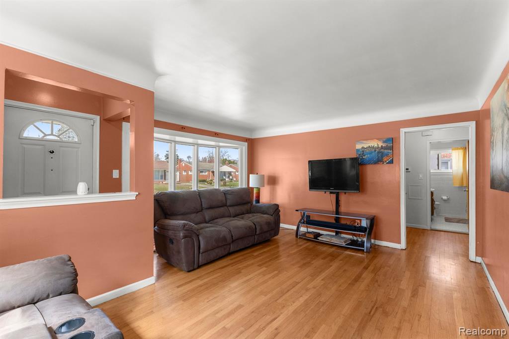 8246 LOCHDALE Street, Dearborn Heights, MI 48127 — Photo 7