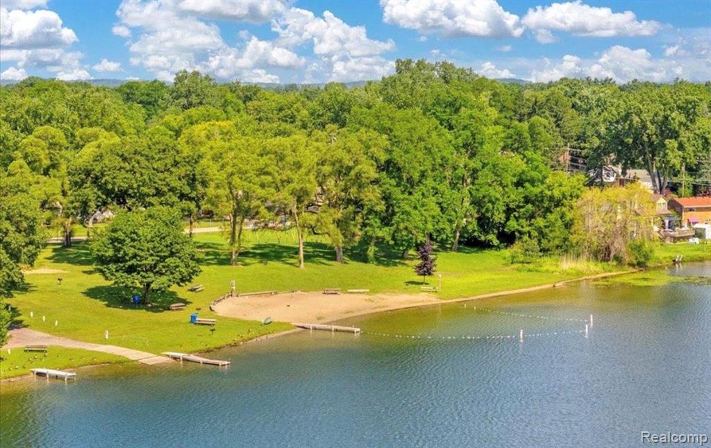 5565 Crescent Road, Waterford, MI 48327 — Photo 46