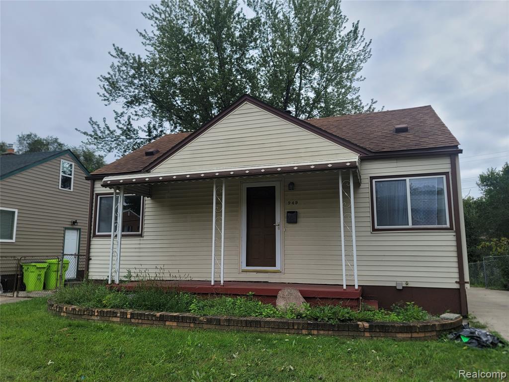 949 W FARNUM Avenue, Madison Heights, MI 48071 — front exterior