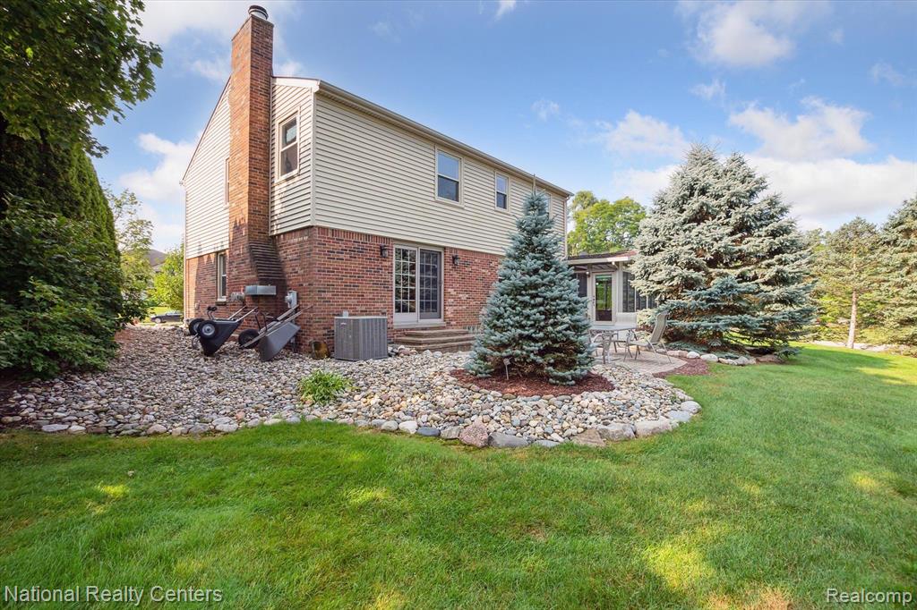 42372 COTSWOLD Court, Northville, MI 48168 — Photo 64