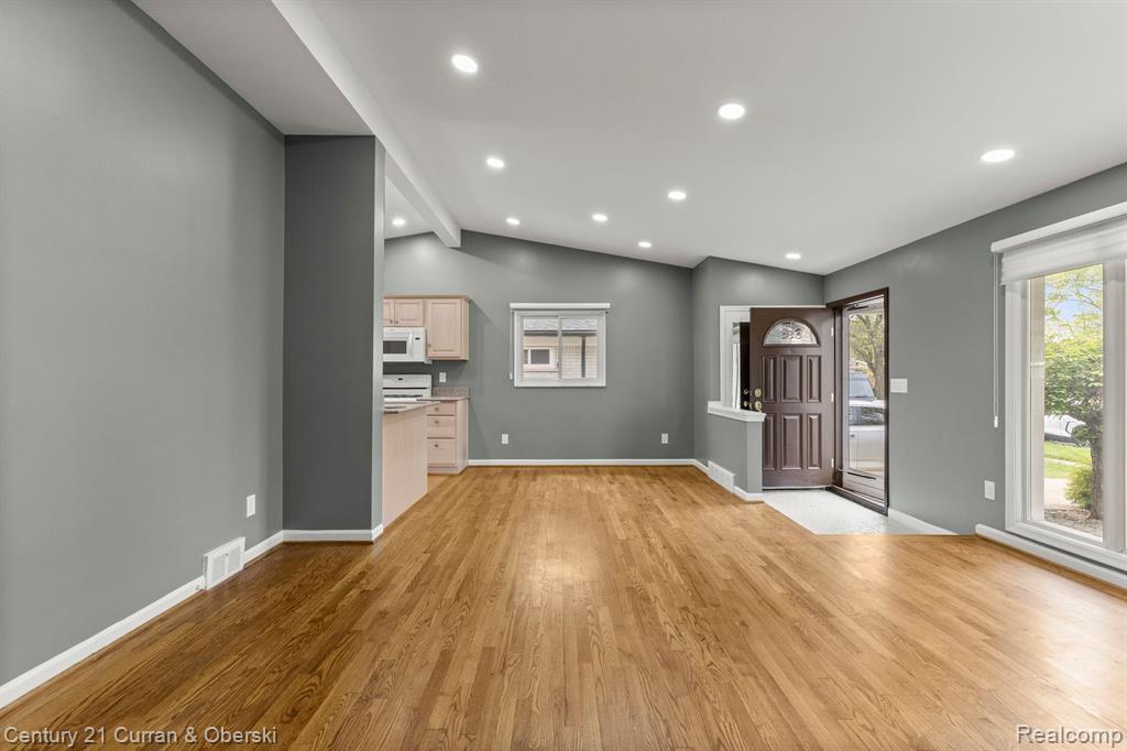 7484 N CHARLESWORTH Street, Dearborn Heights, MI 48127 — Photo 5