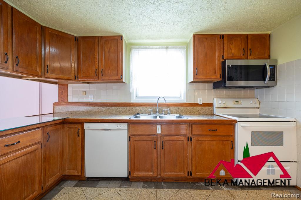 26627 RIALTO Street, Madison Heights, MI 48071 — Photo 13