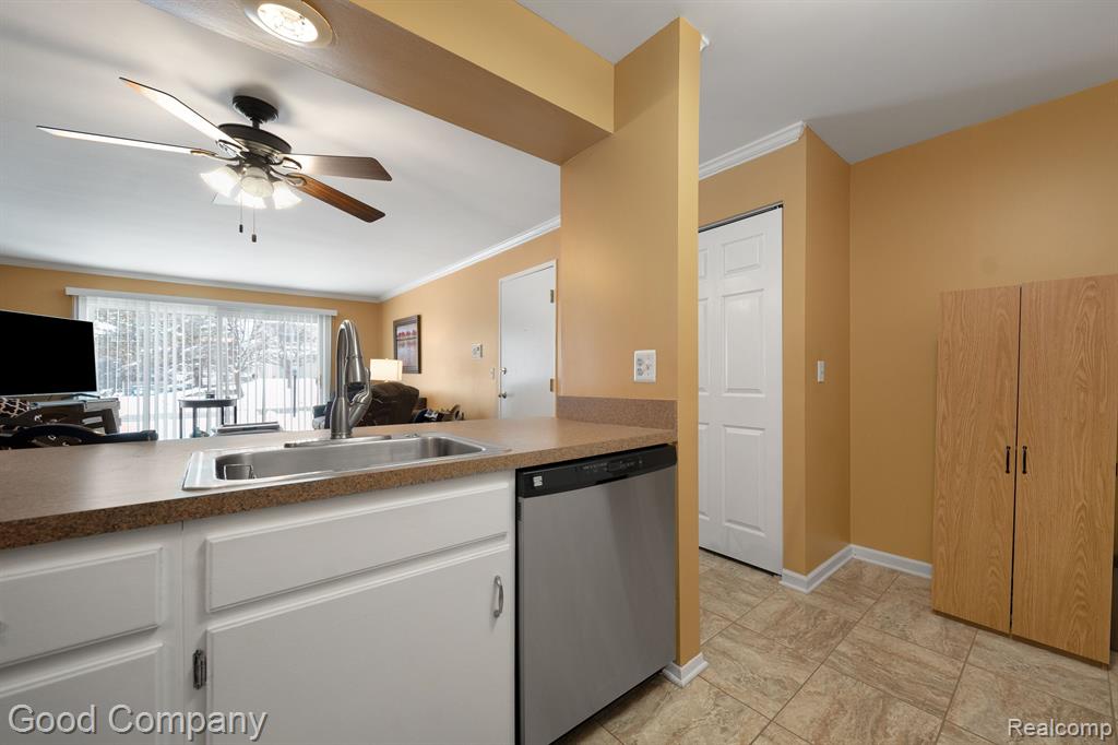 833 BLOOMFIELD VILLAGE Boulevard, #B, Auburn Hills, MI 48326 — Photo 6