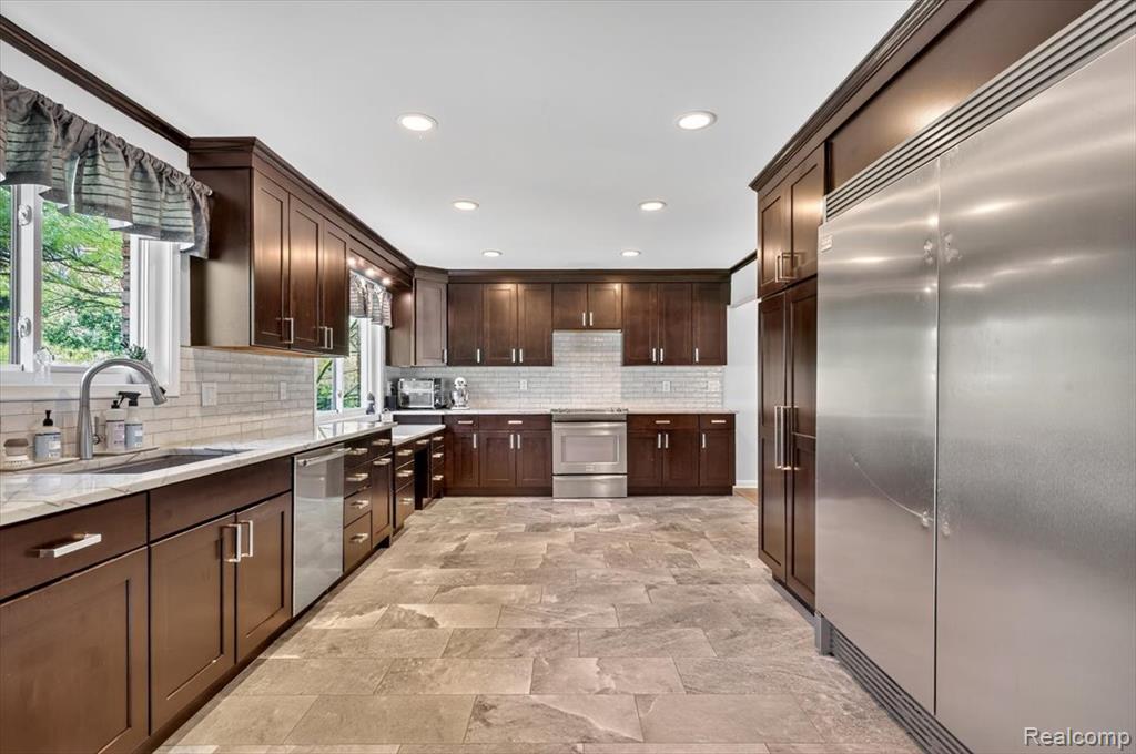 928 Hampstead Lane, Rochester Hills, MI 48309 — Photo 13