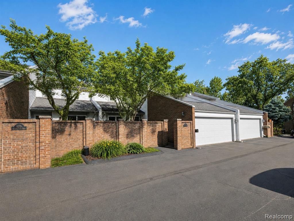 177 E LONG LAKE Road, Bloomfield Hills, MI 48304