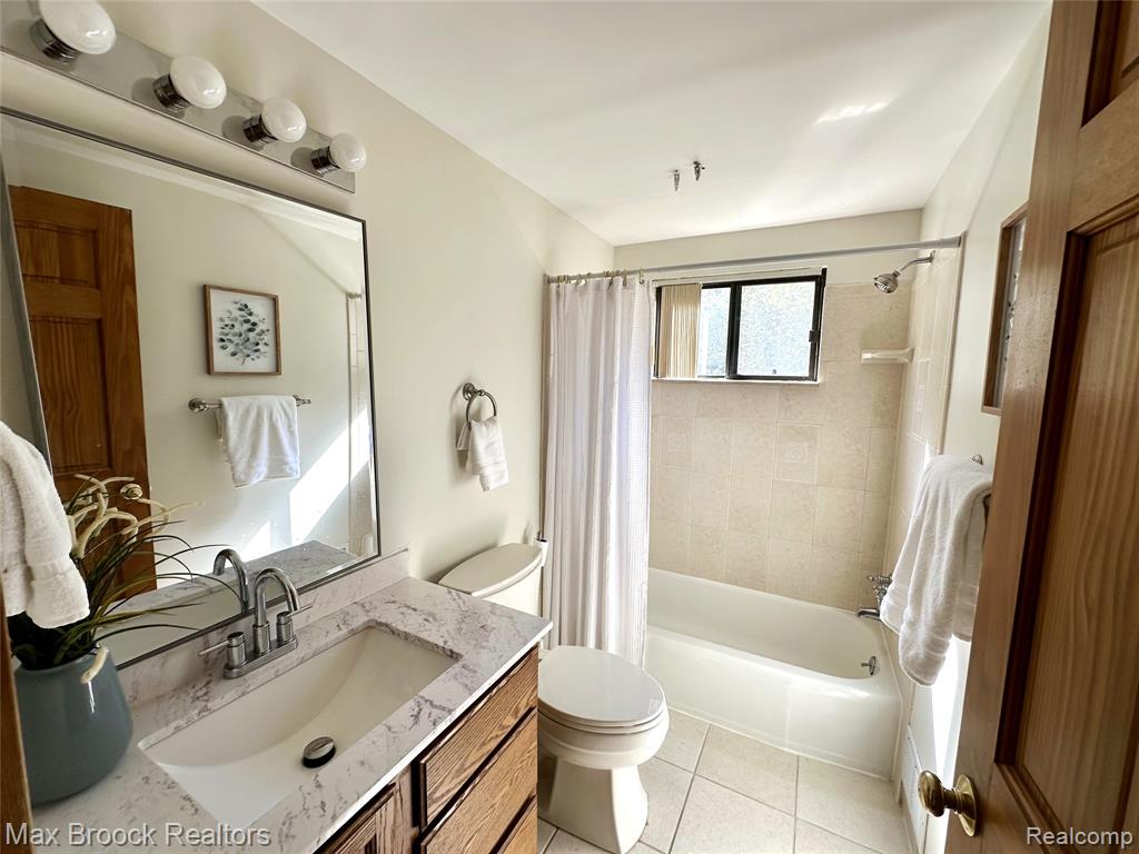 8741 Buffalo Drive, Commerce Twp, MI 48382 — Photo 11