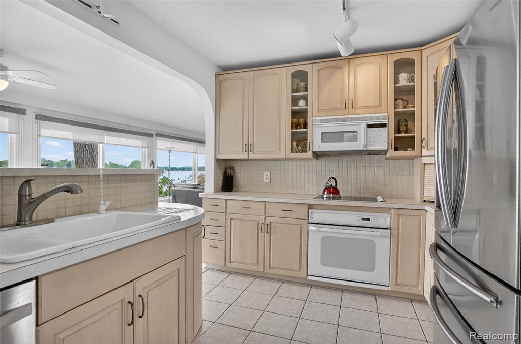 3961 Lakewood Drive, Waterford, MI 48329 — Photo 8