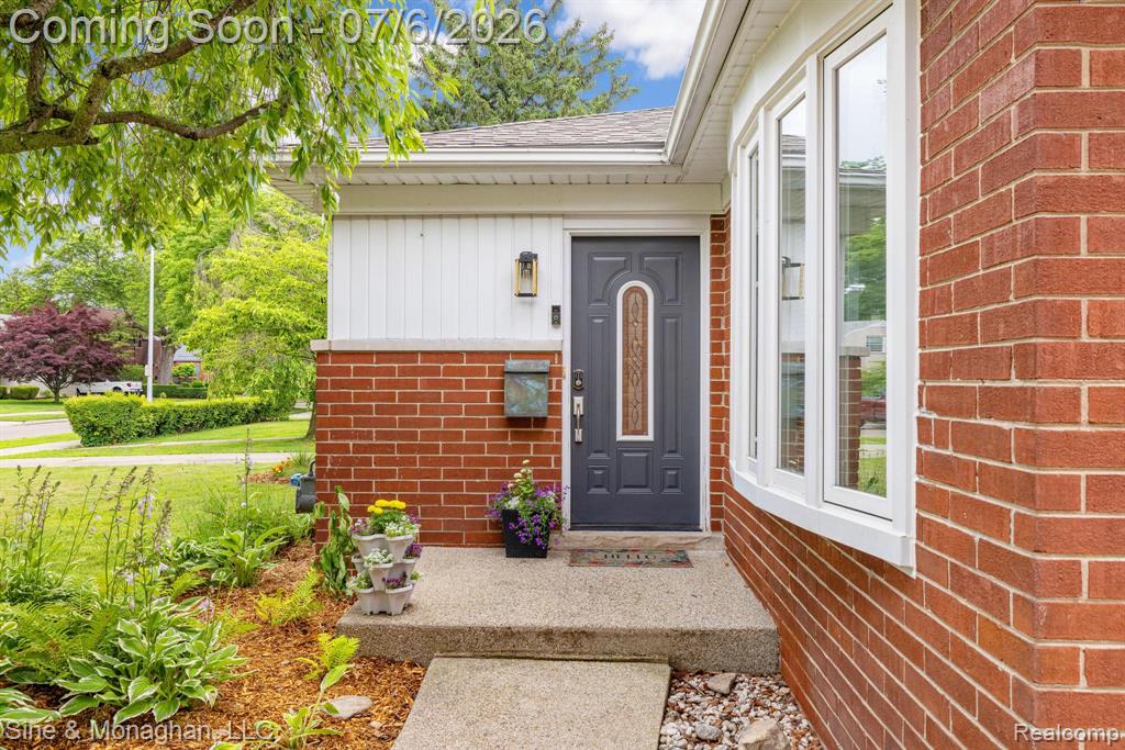 977 ROSLYN Road, Grosse Pointe Woods, MI 48236 — Photo 3