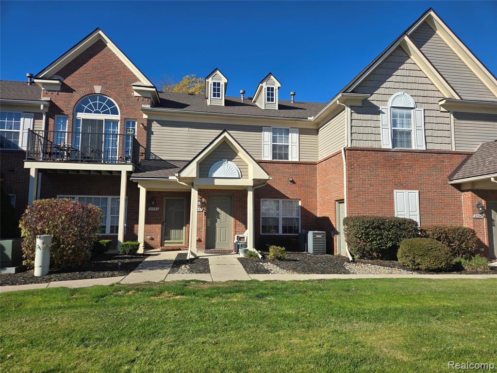 27337 Hidden Oaks Drive, Trenton, MI 48183