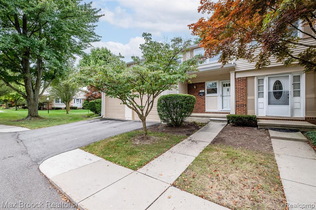 1829 BRENTWOOD Drive, Troy, MI 48098 — Photo 2