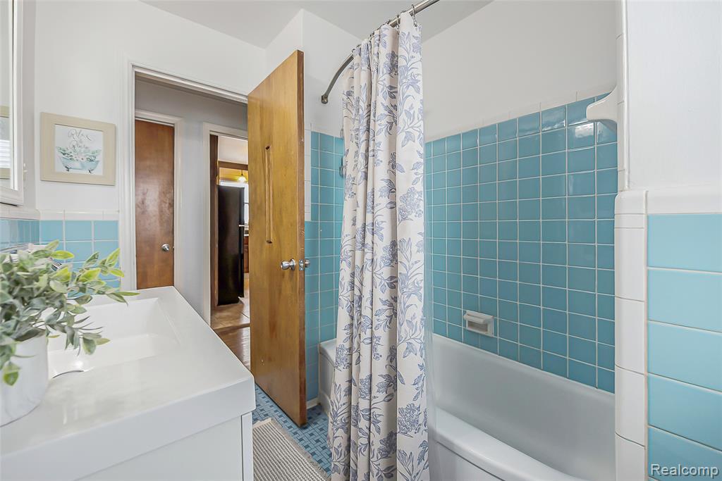 417 Helene Avenue, Royal Oak, MI 48067 — Photo 17