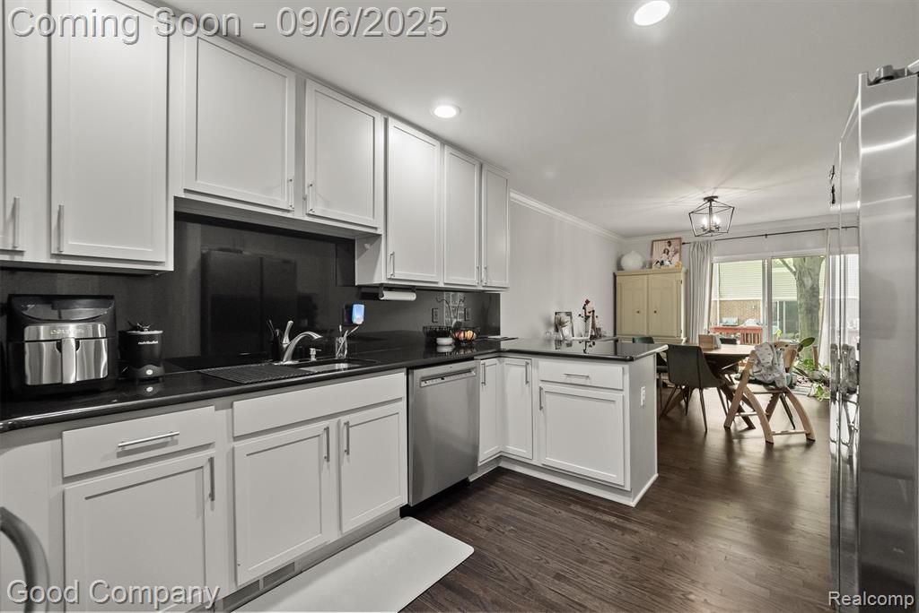 308 James Circle, Royal Oak, MI 48067 — Photo 11