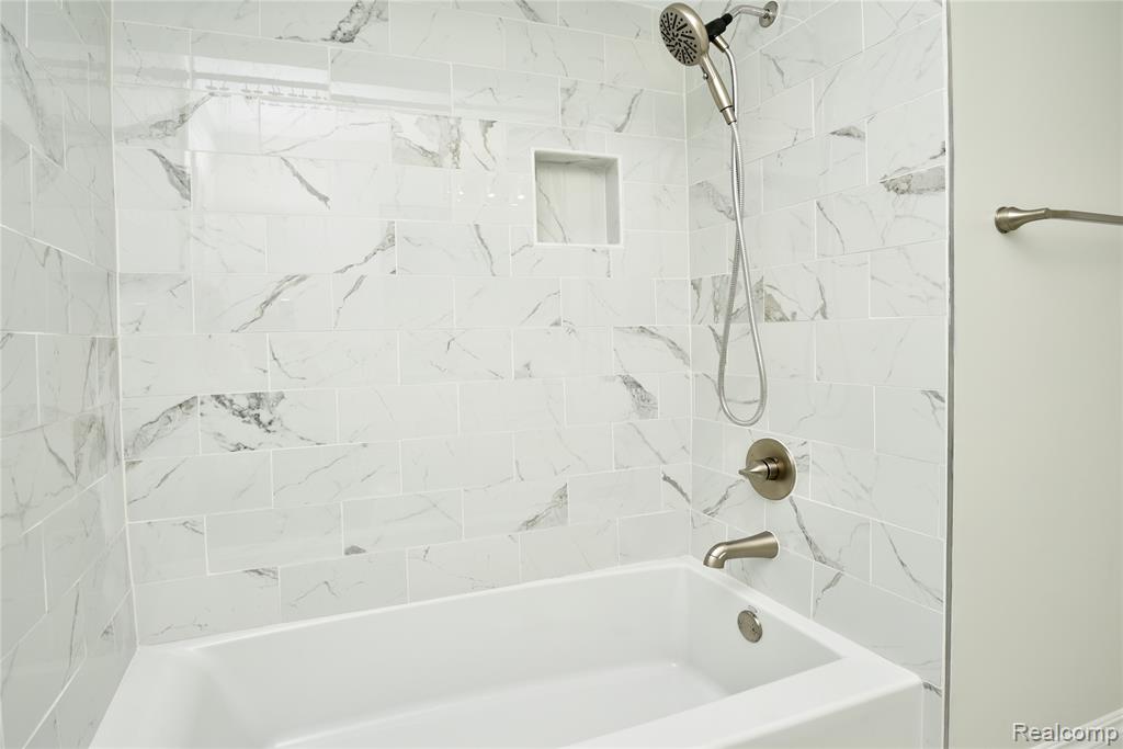 5547 Kingsmill Drive, Bloomfield Hills, MI — Photo 32