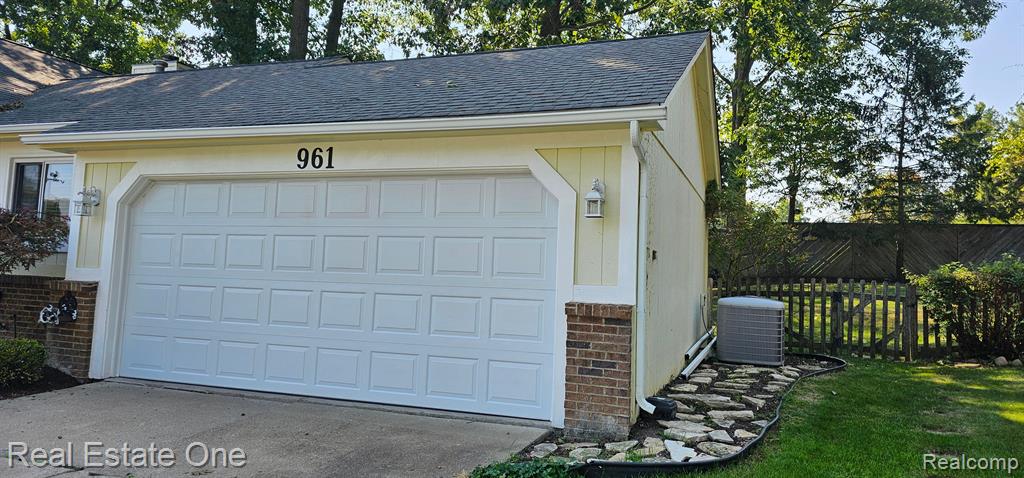 961 Abbey Lane, Milford, MI 48381 — Photo 32