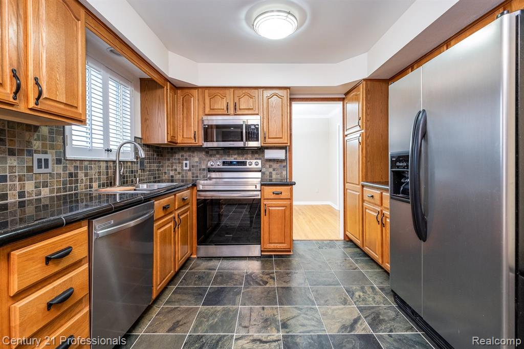 4256 BIEBER Drive, Sterling Heights, MI 48310 — Photo 12
