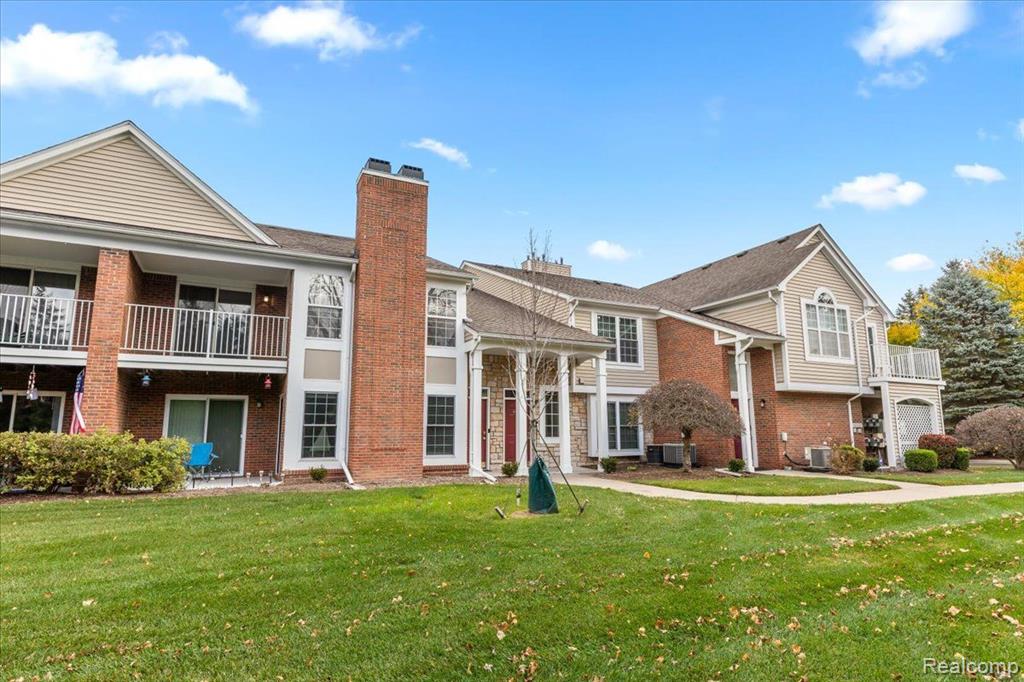4648 BERKSHIRE Drive, Sterling Heights, MI 48314 — Photo 2